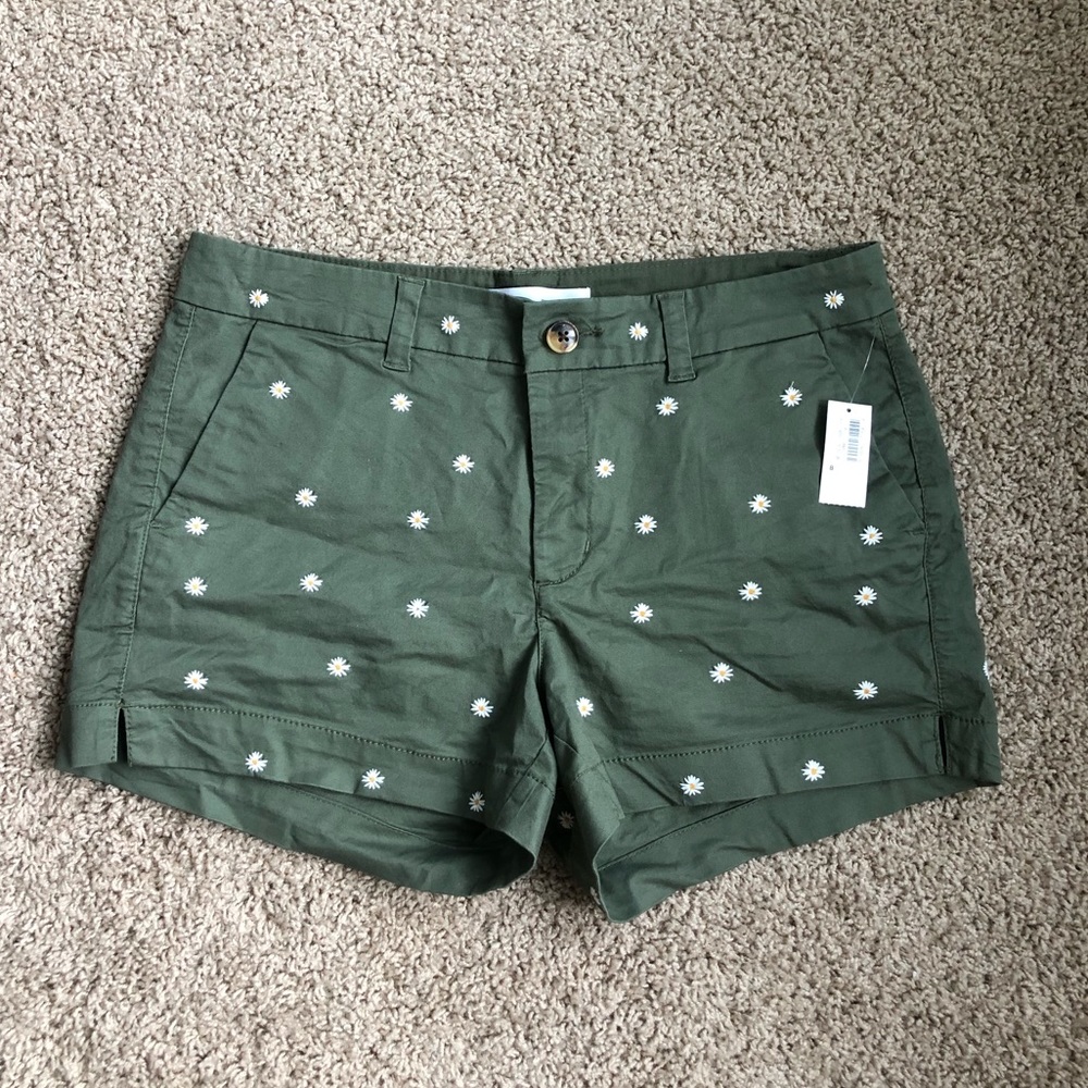 Old navy everyday shorts embroidered with daisies